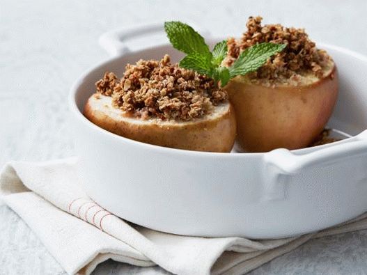 Foto de maçãs assadas com bacon e creme de bordo