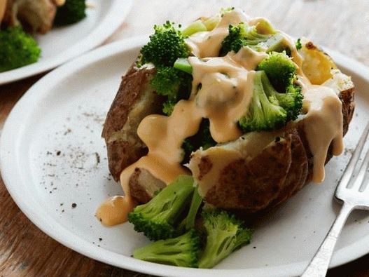 Photo Batatas assadas com brócolis e queijo cheddar em panela lenta