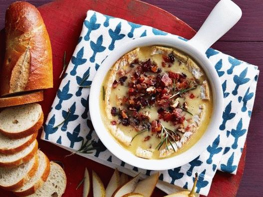 Foto de queijo brie assado com cranberries, nozes e bacon