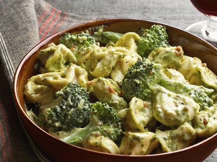 Foto bolinhos de massa e brócolis com pesto