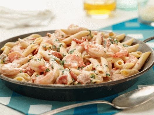 Foto de Penne com camarão e molho cremoso com ervas