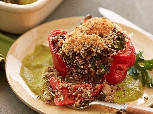 Foto pimenta recheada com grãos de peru e quinoa
