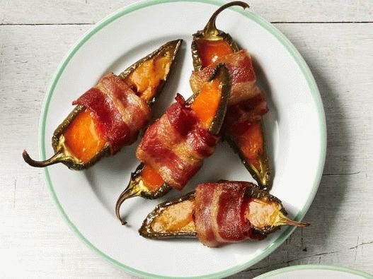 Foto de pimenta enrolada em bacon