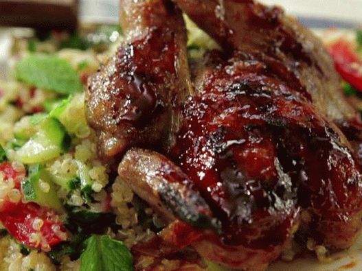 Foto codorna grelhada com molho de romã e salada de couve e repolho de quinoa