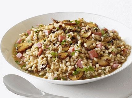 Foto risoto de cevada com presunto e cogumelos