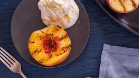 Pêssegos grelhados com creme de manteiga laranja-mel e amêndoas torradas