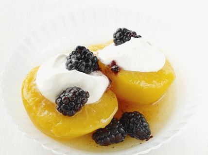 Foto de pêssegos com chantilly