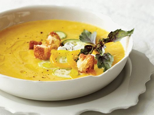 Foto purê de sopa de menta e pêssego com champanhe