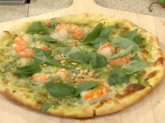 Foto Pizza grelhada com pesto de camarão e coentro