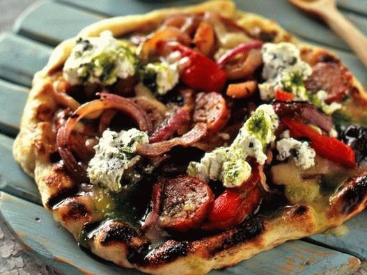 Foto pizza grelhada com salsichas e pimenta