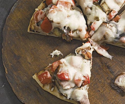 Pizza de foto com berinjela grelhada