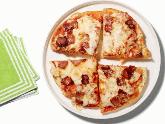 Foto pizza com bacon e três tipos de queijo
