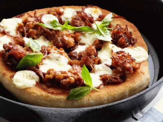 Photo Pizza com carne picada e geléia de cebola em uma panela