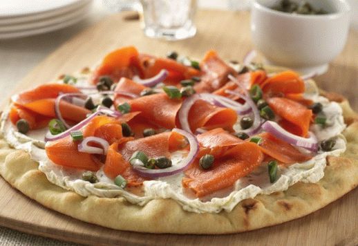 Foto pizza com salmão defumado