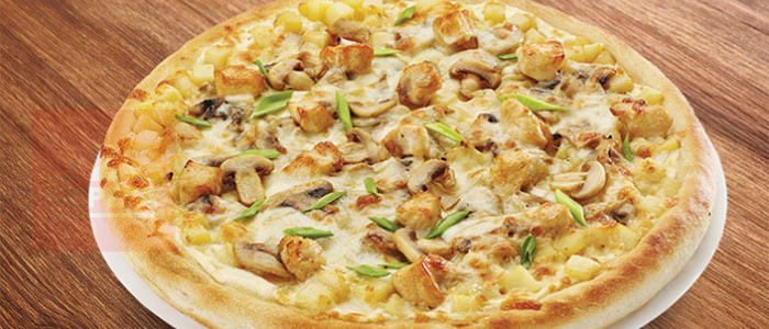 Pizza com frango e cogumelos
