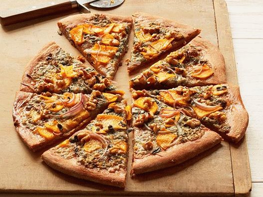 Foto pizza com noz-moscada e queijo gorgonzola