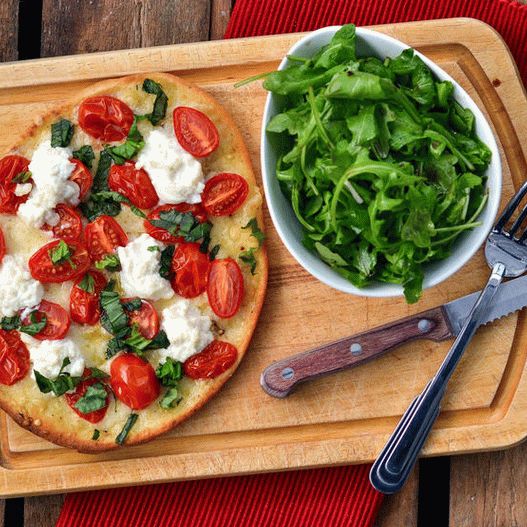Foto pizza com ricota e tomate