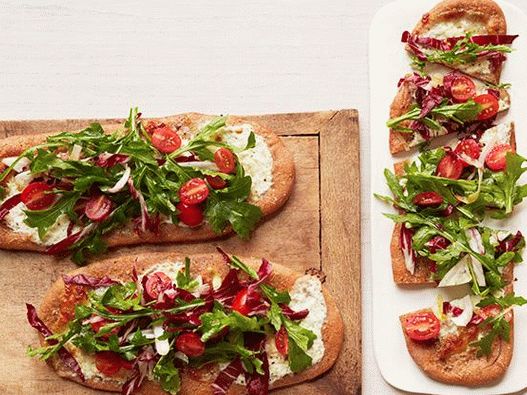 Foto pizza com salada tricolor