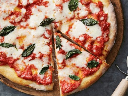 Foto pizza com salame e pimenta