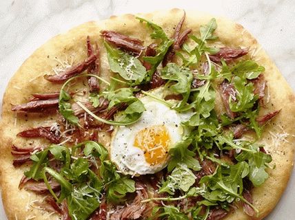 Foto Pizza com confit de pato e ovos fritos