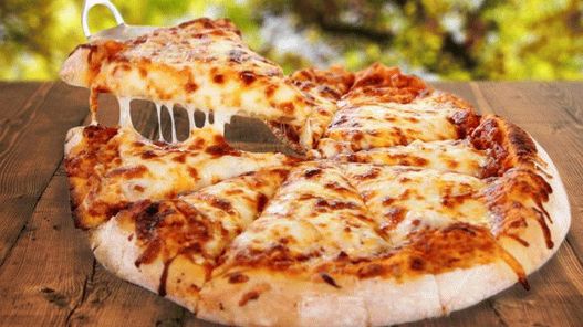 Photo Pizza com tomate seco e quatro queijos