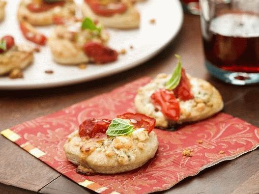 Foto de pizza com gorgonzola, tomate e manjericão