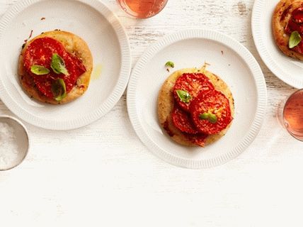 Foto de Pizzetti com salame, tomate e manjericão
