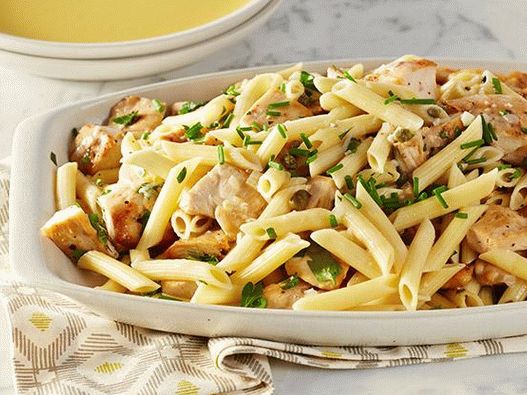 Foto de piquete de frango com macarrão