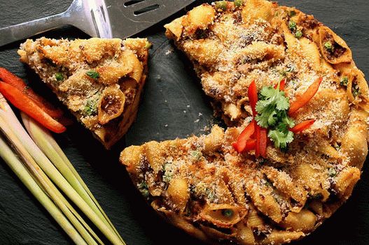 Foto macarrão com torta de carne picada