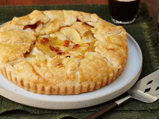 Torta de foto com maçãs carameladas e manteiga marrom