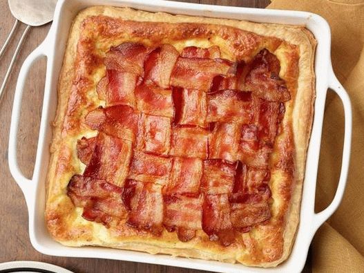 Photo Pie com ovos mexidos e bacon grelhado no café da manhã