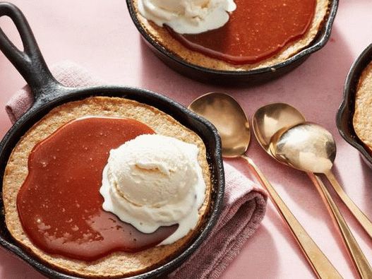 Foto bolo de esponja com cobertura de caramelo
