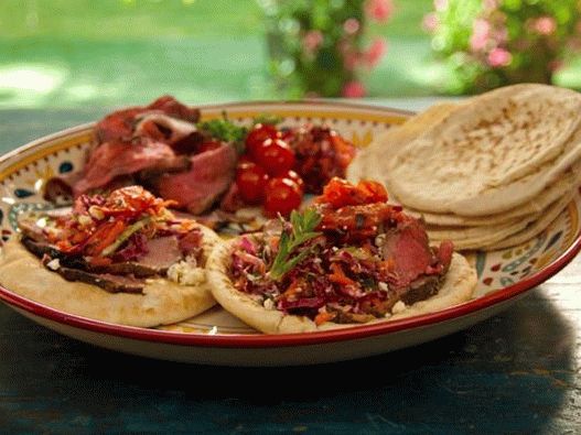 Foto, de, pita, com, cordeiro, em, romã, esmalte, com, hortelã, ligado, cuspir, tomates grelhados, e, salada grega repolho