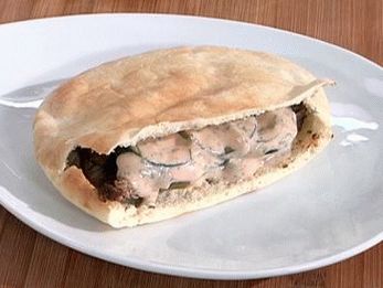 Foto de pão árabe com recheio de carne mediterrânea