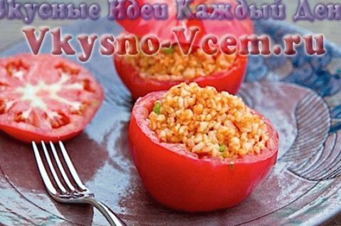 Pilaf de arroz integral com legumes e servindo em um prato de tomate
