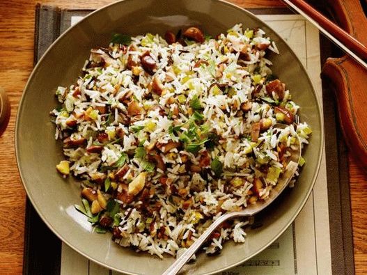 Foto pilau de arroz selvagem com castanhas