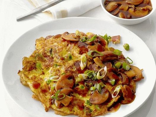 Chinês omelete fu-yang com molho de cogumelo