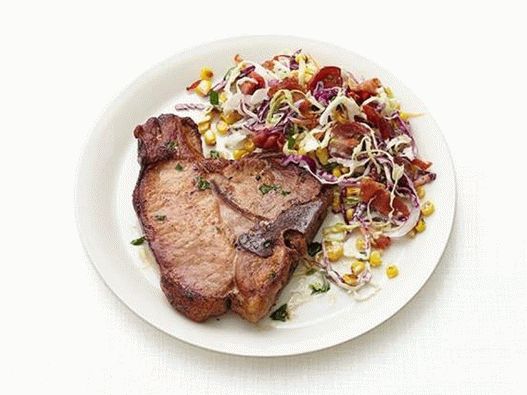 Costeleta de porco e salada de couve com bacon e milho
