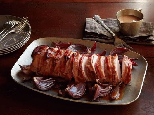 Carne de porco com marinada de amora-preta enrolada em bacon