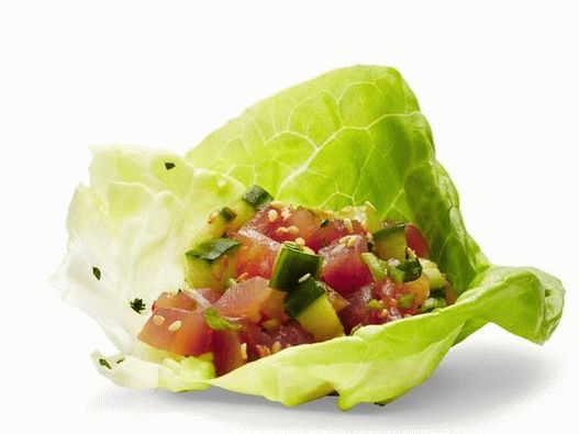 Foto de puxão com atum em folhas de salada