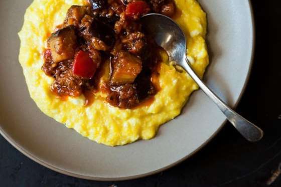 Polenta com berinjela