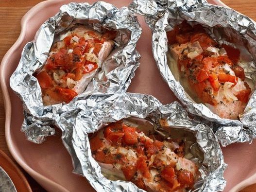 Salmão com tomate, assado em papel alumínio