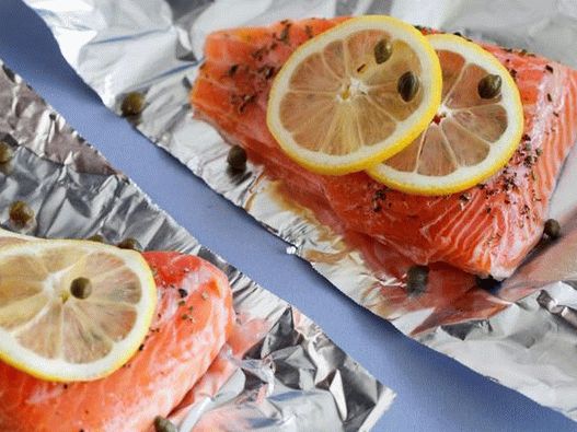 Salmão com limão, alcaparras e alecrim, cozido em papel alumínio