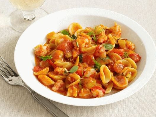 Macarrão Orecchiette com camarão em molho de tomate