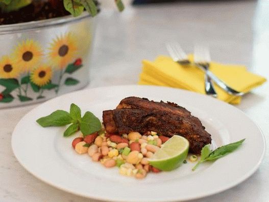 Pescada frita em especiarias com salada de feijão gelada