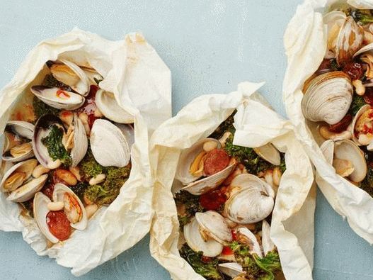 Marisco com couve couve e chouriço de salsicha em pergaminho