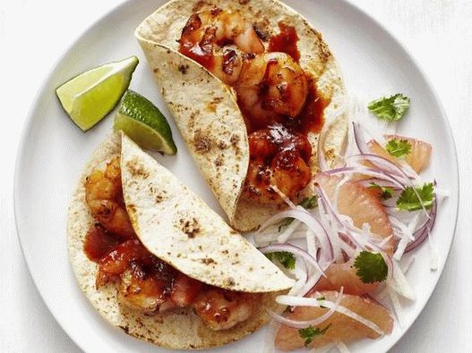 Tacos com salada de camarão e toranja