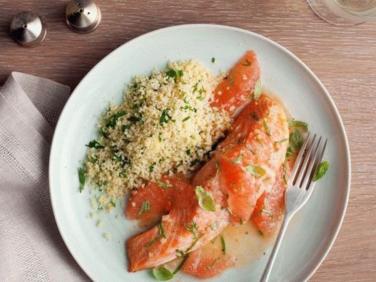 Salmão assado com molho de toranja