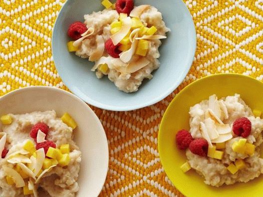 Mingau de coco e arroz em um fogão lento