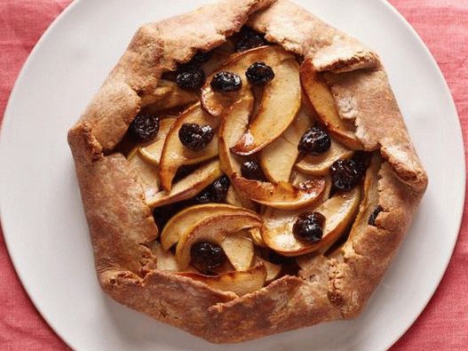 Torta de biscoito da aldeia com maçãs e cerejas secas